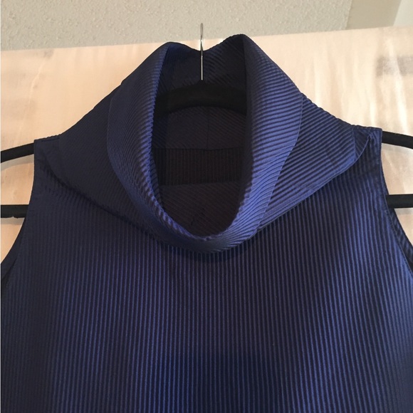 Designer fashion.See all details:poshmark.ca/closet/webzy. Unique and el… - Picture 8 of 15